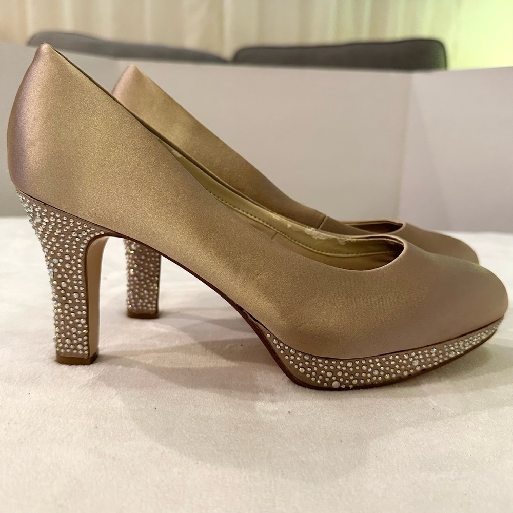 Ros Hommerson Sasha Champagne Satin Pumps Rhinestone Heel Platform 8 M